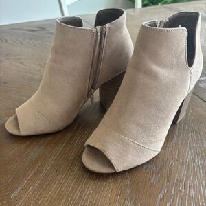 Bootie women’s 8 medium